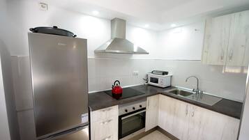 Frigorífico, microondas, cafetera o tetera y hervidor eléctrico