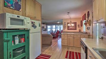 Réfrigérateur, micro-ondes, lave-vaisselle, cafetière/bouilloire