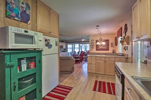 Fridge, microwave, dishwasher, coffee/tea maker - Lakefront Nature Escape! Cabin in Keystone Heights (Keystone Heights)