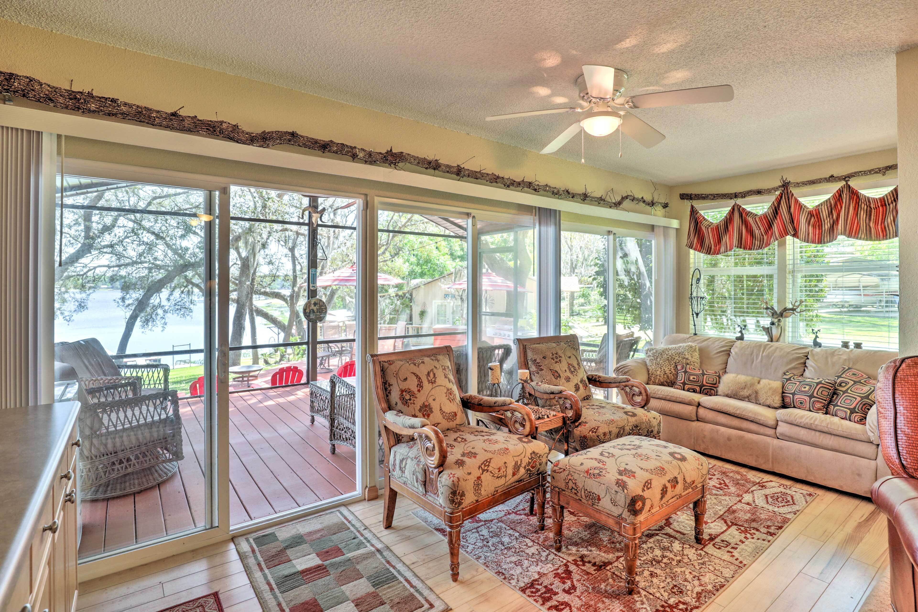 Télévision, cheminée, lecteur de DVD, livres