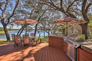 Outdoor dining - Lakefront Nature Escape! Cabin in Keystone Heights (Keystone Heights)