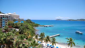 Plage, chaises longues, serviettes de plage