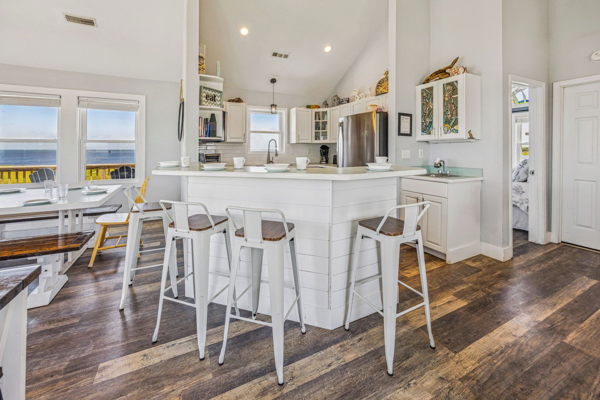 ثلاجة/مجمد بحجم كبير، ميكروويف، فرن، موقد طهي مسطح