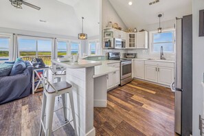 Kjøleskap, mikrobølgeovn, ovn og kokeplater