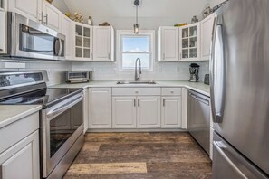 Full-sized fridge, microwave, oven, stovetop