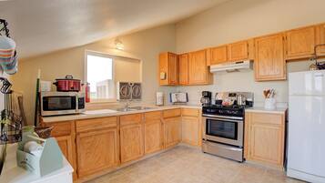 Kjøleskap, mikrobølgeovn, kokeplater og kaffetrakter/tekoker