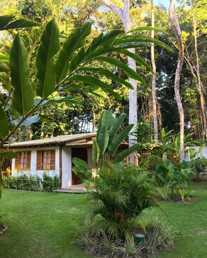 Cabaña de diseño, 1 habitación, cocina, vistas al jardín | Ropa de cama hipoalergénica y espacio para trabajar con un portátil