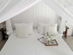 Ropa de cama hipoalergénica y espacio para trabajar con laptop 