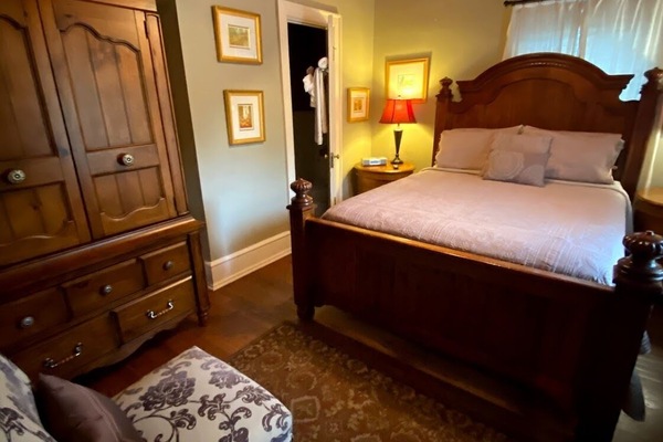 Benjamin Powell House Red
Queen Size Bed & Private Bath
