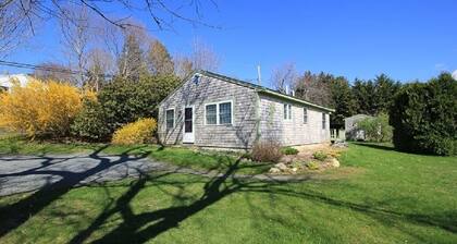 14 Town Neck Rd - Pet-friendly, modern home .5 miles to beach, centrally located