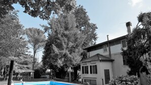 Una casa de dues plantes amb piscina al pati del darrere.