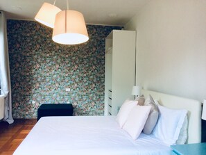 5 Schlafzimmer, Bügeleisen/Bügelbrett, WLAN