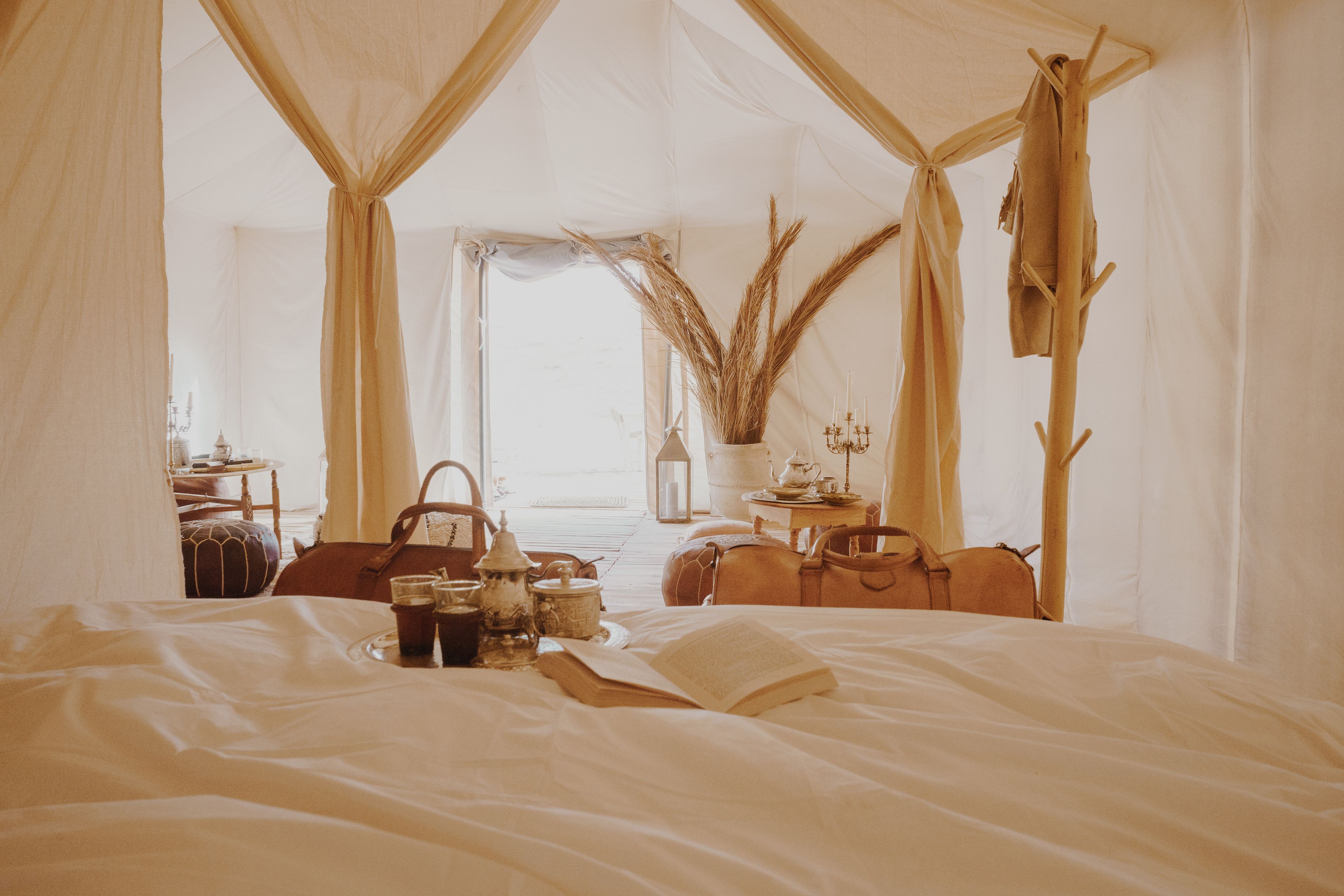 รอยัลเต็นท์ | ตู้นิรภัยในห้องพัก, พื้นที่ทำงานแบบใช้แล็ปท็อป, เตียงเสริม/เปล