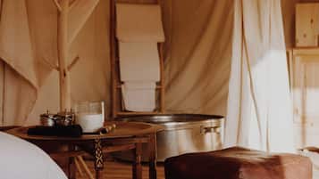 Shower, perlengkapan mandi gratis, handuk, dan sabun