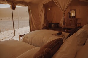 Deluxe tent | Een kluis op de kamer, een laptopwerkplek, extra bedden (toeslag)