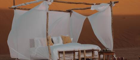 Romantic Tent | Peti besi dalam bilik, ruang kerja komputer riba