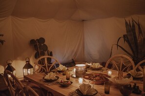 Aamiainen, lounas ja illallinen; paikallinen ja kansainvälinen keittiö