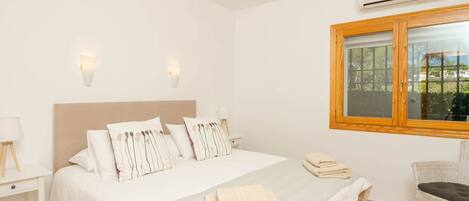4 bedrooms, desk, iron/ironing board, free WiFi