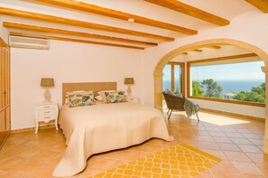 4 bedrooms, desk, iron/ironing board, free WiFi