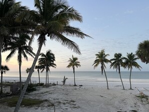 På stranden, solstolar och strandhanddukar