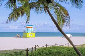 In Strandnähe, Liegestühle, Strandtücher