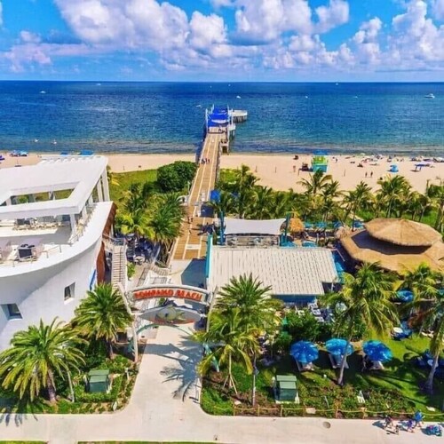 Tropical Getaway! Walking distance to beach & dining, private home, heated pool.