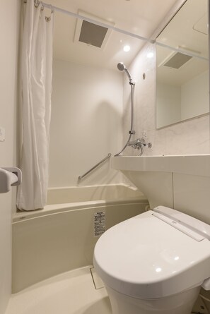 Combined shower/tub, deep soaking tub, hair dryer, slippers - Shimbashi Urban Hotel (Tokyo)