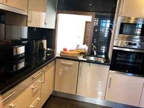 Kühlschrank, Mikrowelle, Ofen, Herdplatte