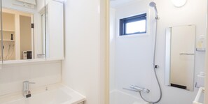 獨立浴缸和淋浴設備、免費盥洗用品、吹風機、坐浴桶