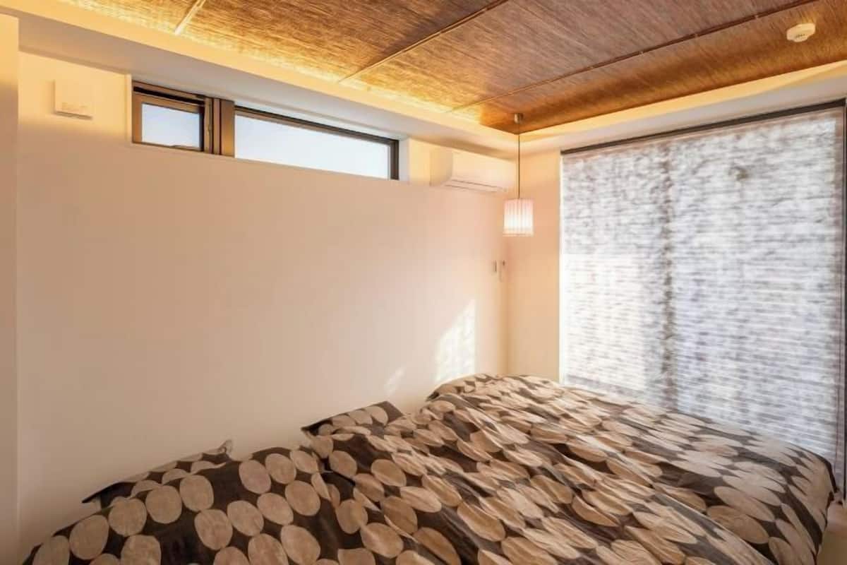 1 bedroom, down comforters, desk, soundproofing