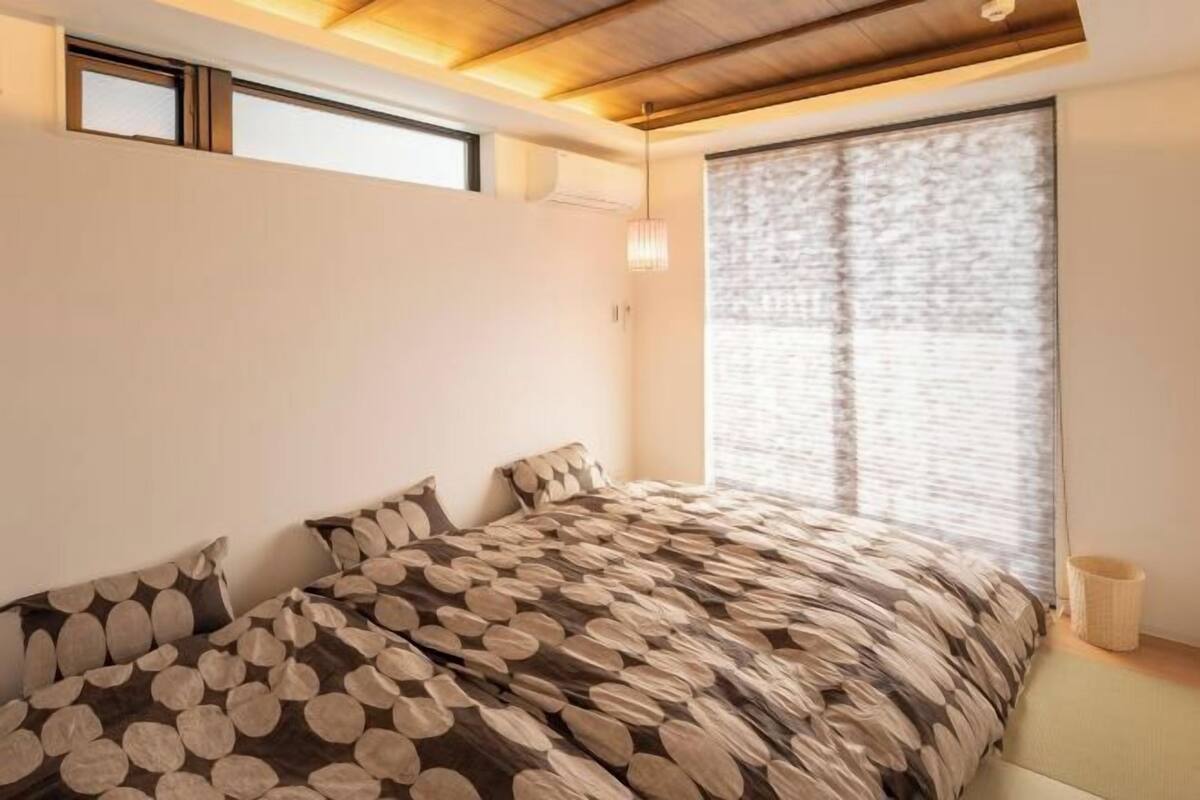 Down duvets, desk, free WiFi, bed sheets