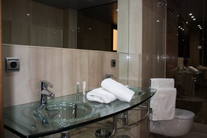Badewanne, Haartrockner, Handtücher