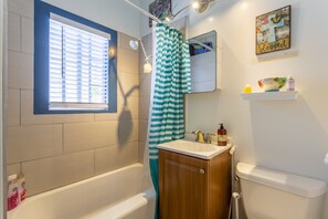 Ducha y bañera combinadas, secador de pelo, toallas y champú