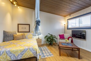 Interior - Ocean Beach #4 Esalen, Cozy Cottage/studio, only 3 blocks to the beach 🏖 (San Diego)