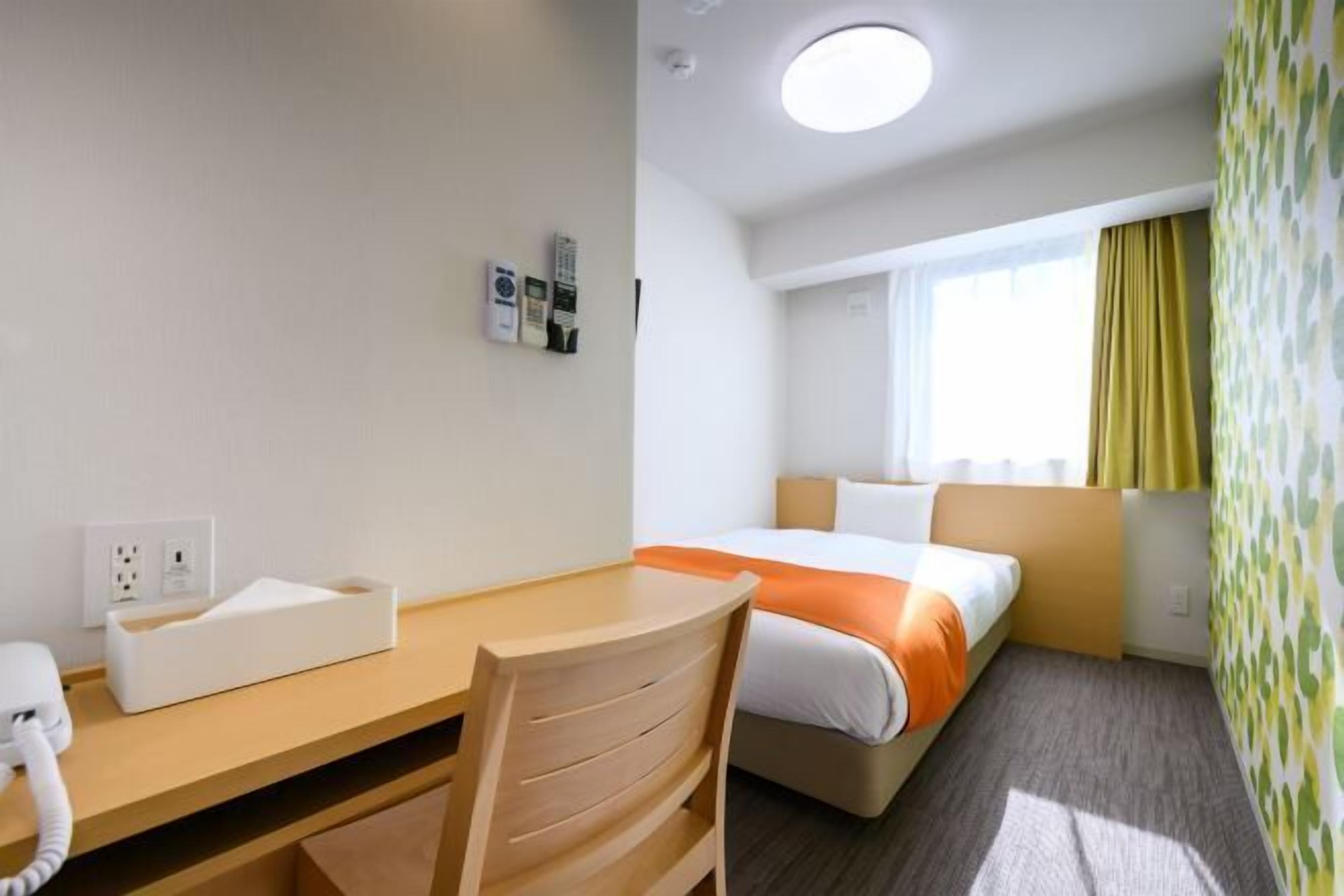  高級寢具、書桌、遮光布/窗簾、隔音