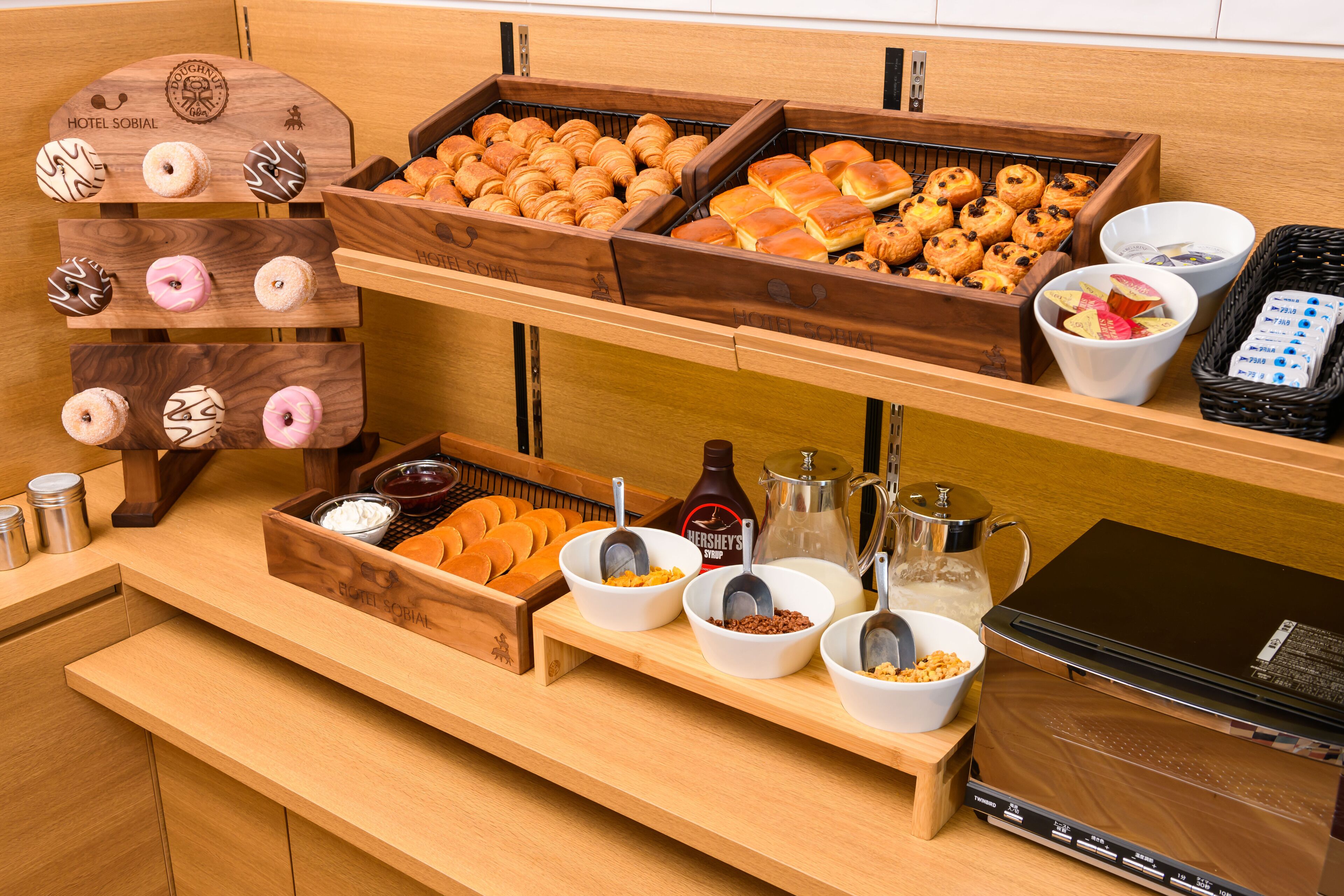 daily buffet breakfast (jpy 1800 per person)
