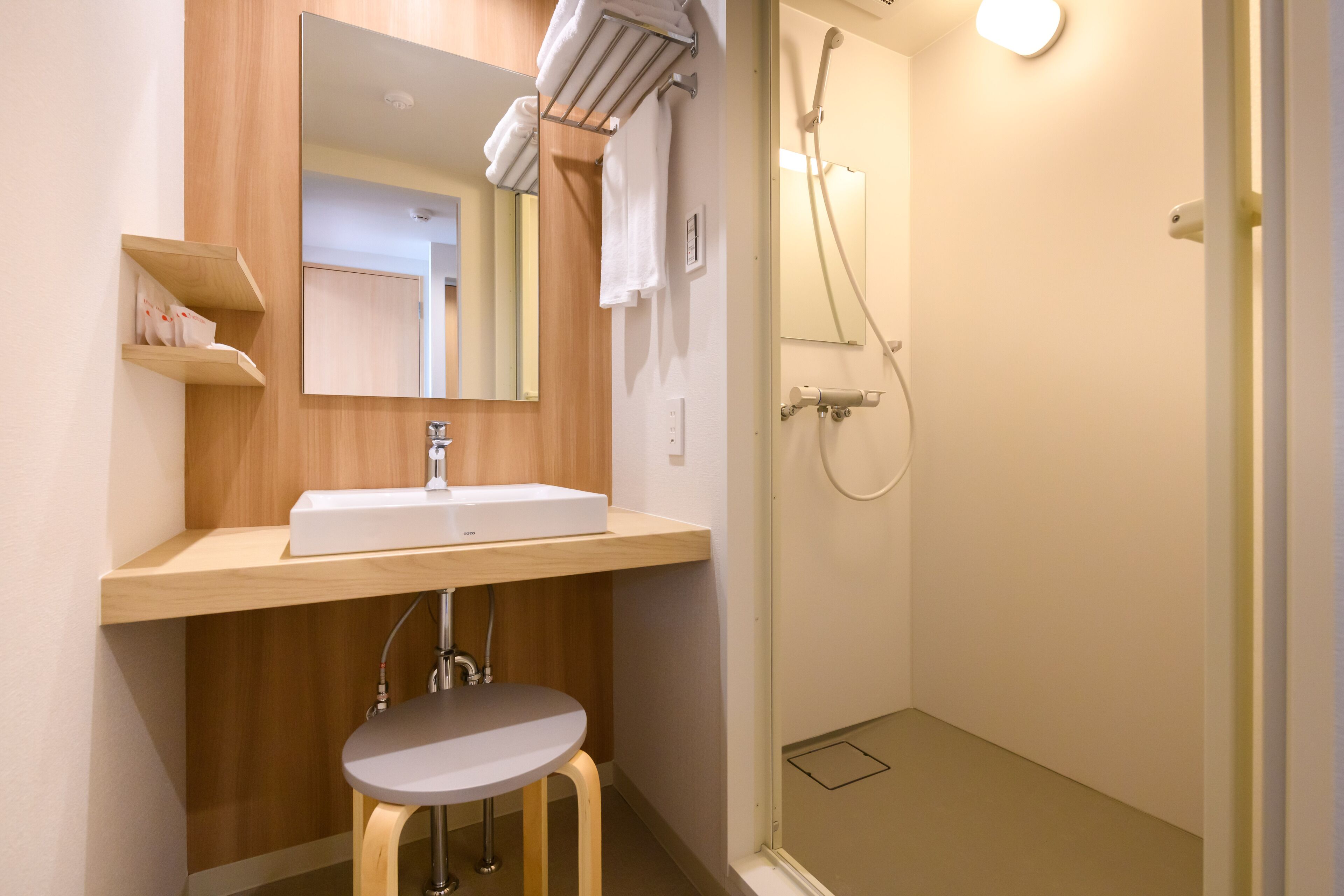 shower, hydromassage showerhead, free toiletries, hair dryer