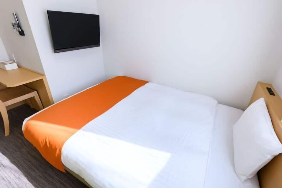 Premium bedding, desk, blackout curtains, soundproofing