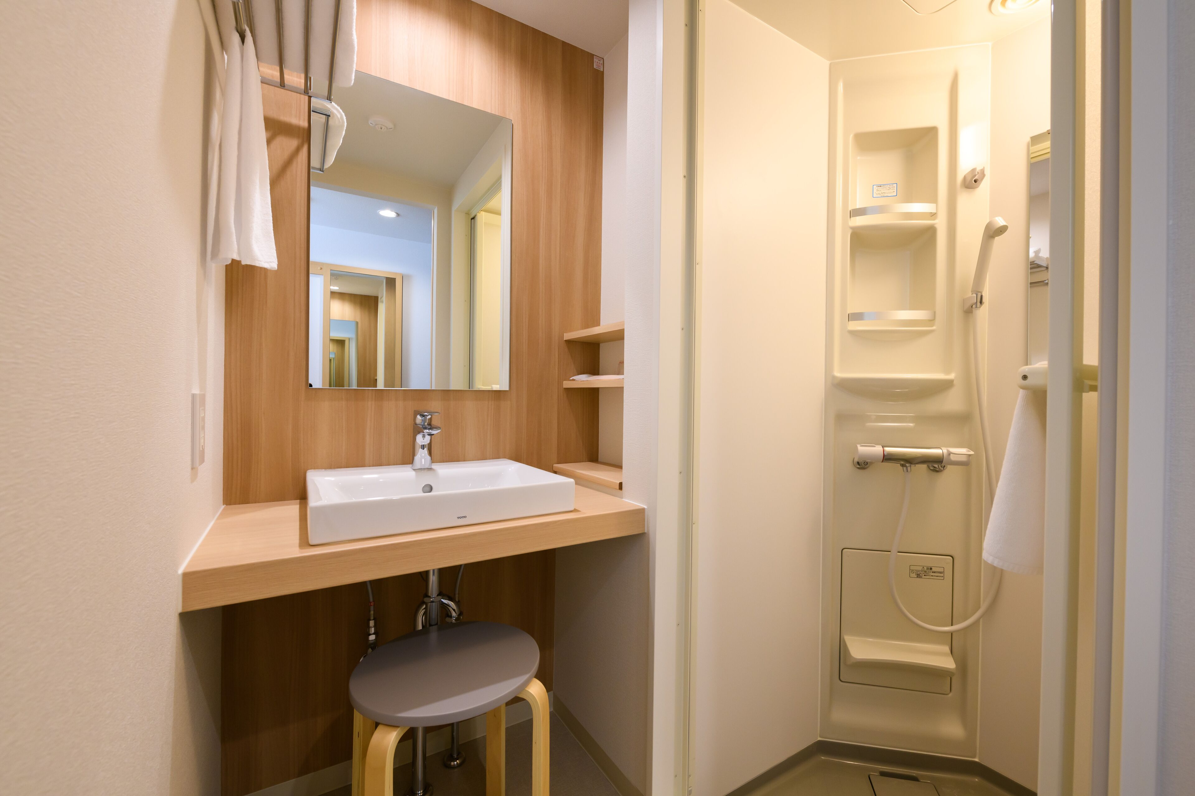 double room, non smoking | bathroom | shower, hydromassage showerhead, free toiletries, hair dryer