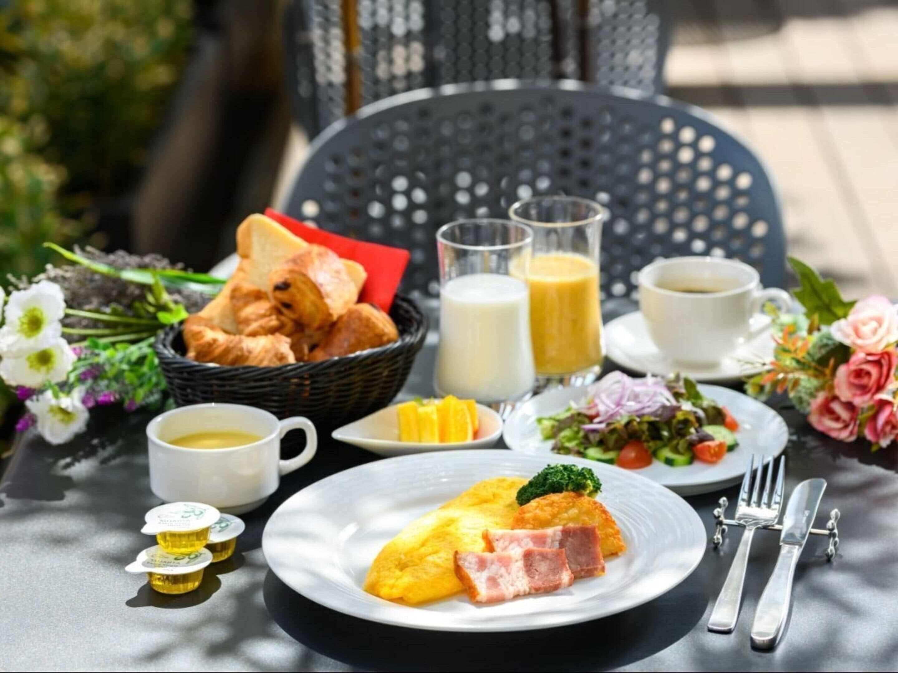 daily buffet breakfast (jpy 1800 per person)