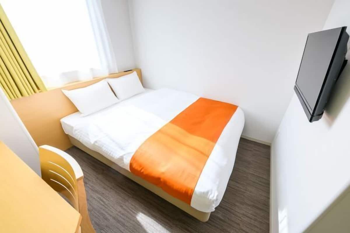 Premium bedding, desk, blackout curtains, soundproofing