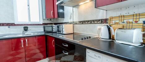 Een microgolfoven, een kookplaat, een koffiezetapparaat/waterkoker