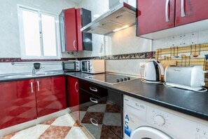 Micro-ondes, plaque de cuisson, cafetière/bouilloire, grille-pain