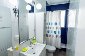 Chuveiro/banheira combinados, secador de cabelo, toalhas de banho 