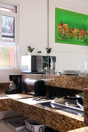 Réfrigérateur, four à micro-ondes, surface de cuisson, cafetière-théière