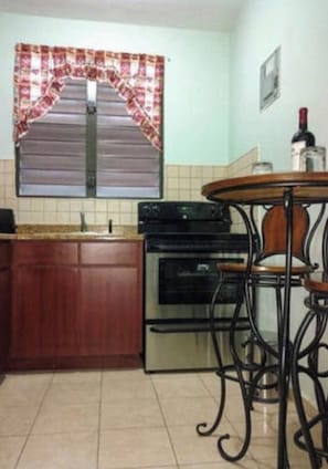 Réfrigérateur, micro-ondes, plaque de cuisson, cafetière/bouilloire