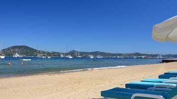 Una playa cerca