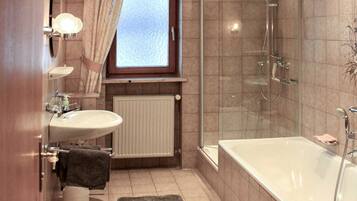 Douche, sĂšche-cheveux, serviettes fournies, savon