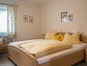 2 habitaciones, tabla de planchar con plancha, cuna de viaje y wifi 