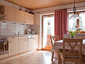 Kühlschrank, Ofen, Geschirrspüler, Wasserkocher mit Kaffee-/Teezubehör